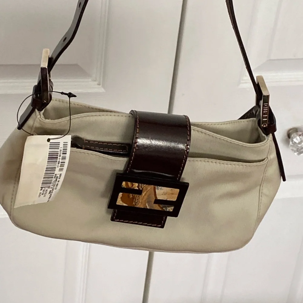 Authentic Fendi cream baguette shoulder bag - Picture 1 of 6